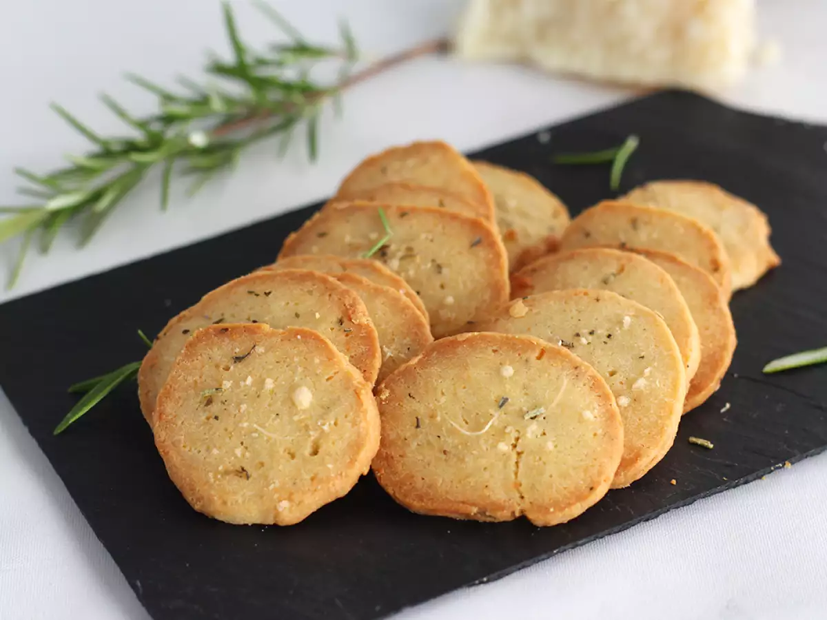 Parmezanovi piškoti z aromatičnimi zelišči - fotografija 4