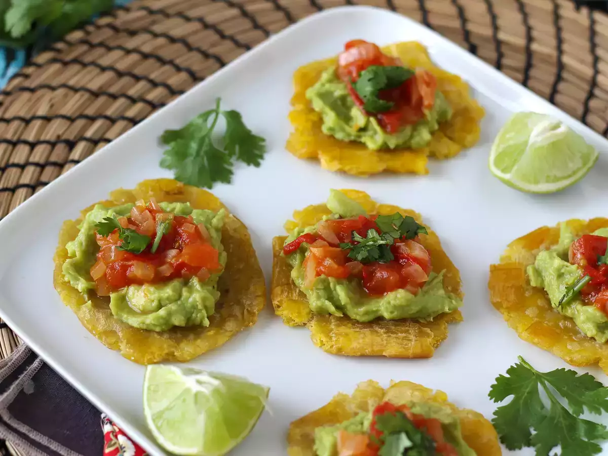 Patacones, kolumbijski toast iz plantaina z gvakamolom in paradižnikom - fotografija 5