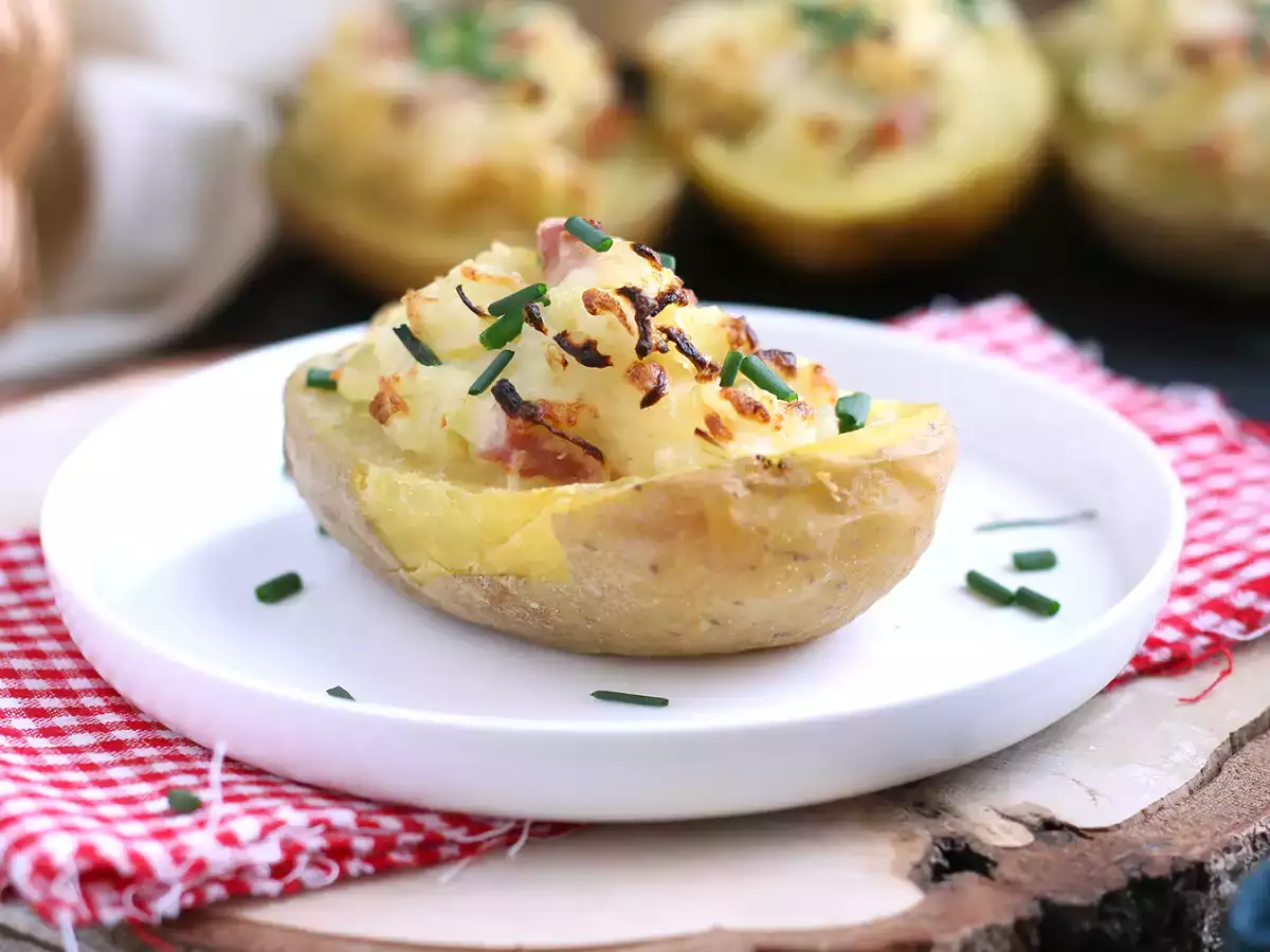 Pečen krompir, polnjen s slanino in sirom - fotografija 3