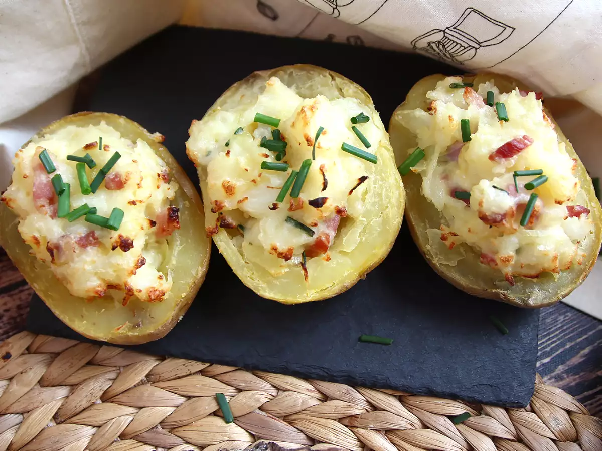 Pečen krompir, polnjen s slanino in sirom - fotografija 5