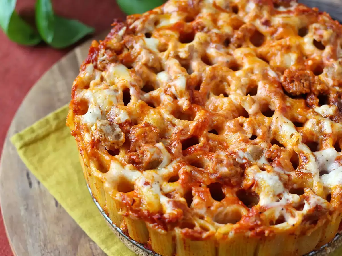 Pečen timballo iz rigatoni s klobaso, bešamelom in mozzarello - fotografija 2