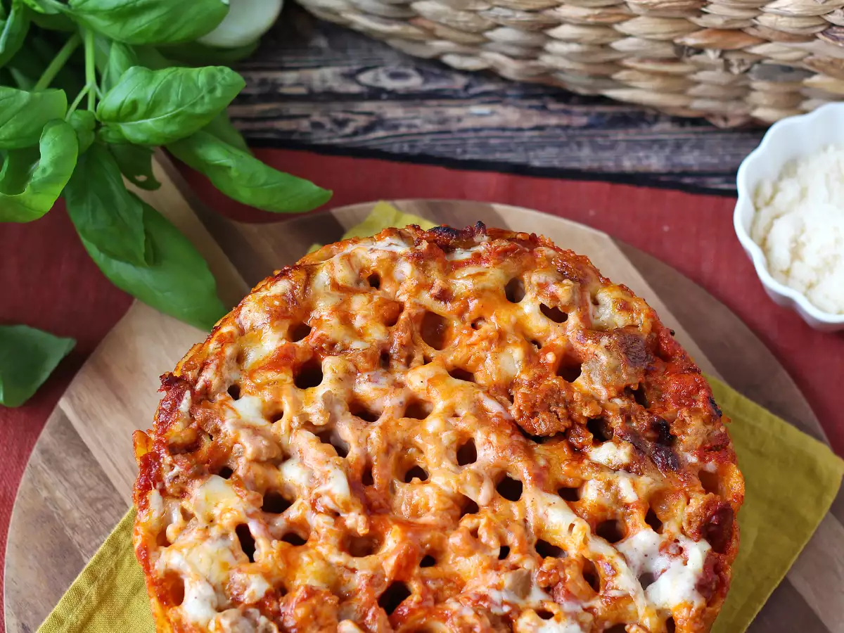Pečen timballo iz rigatoni s klobaso, bešamelom in mozzarello - fotografija 3