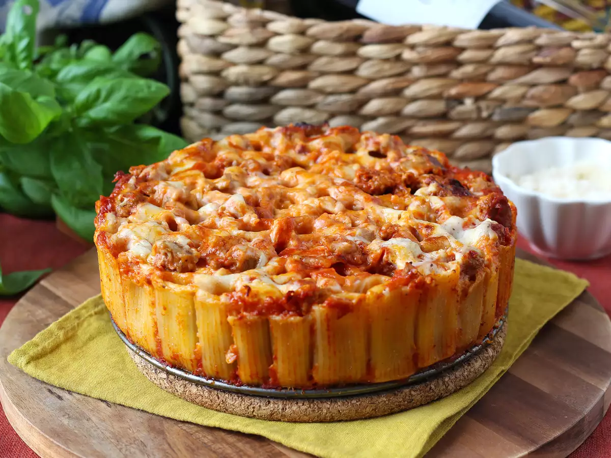 Pečen timballo iz rigatoni s klobaso, bešamelom in mozzarello - fotografija 4