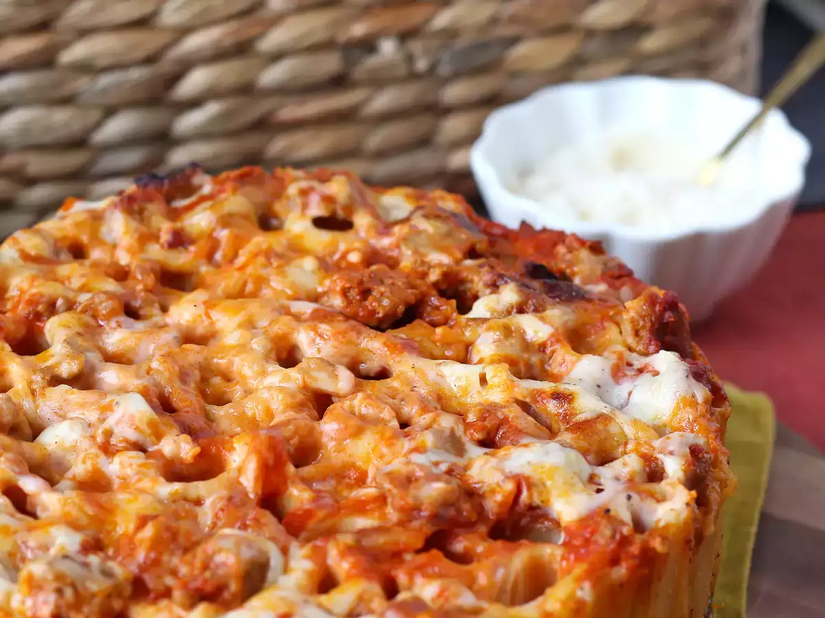 Pečen timballo iz rigatoni s klobaso, bešamelom in mozzarello - fotografija 5