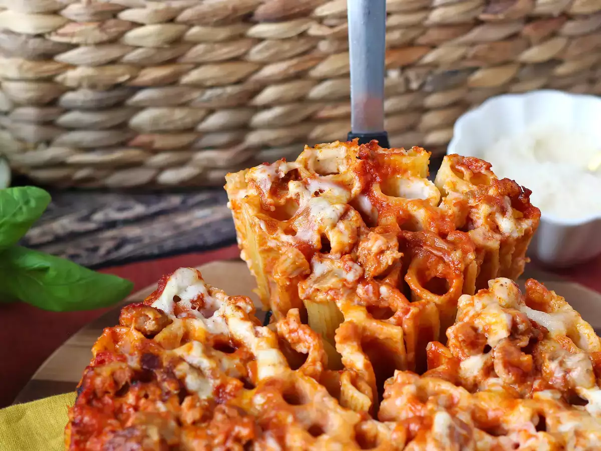 Pečen timballo iz rigatoni s klobaso, bešamelom in mozzarello - fotografija 6