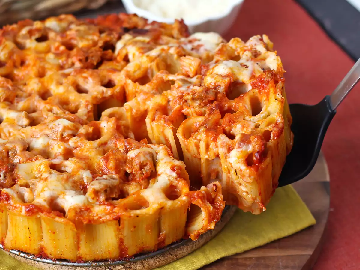 Pečen timballo iz rigatoni s klobaso, bešamelom in mozzarello - fotografija 7