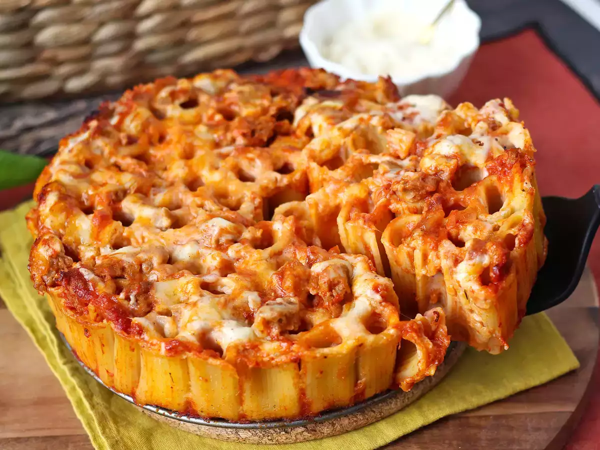 Pečen timballo iz rigatoni s klobaso, bešamelom in mozzarello - fotografija 8