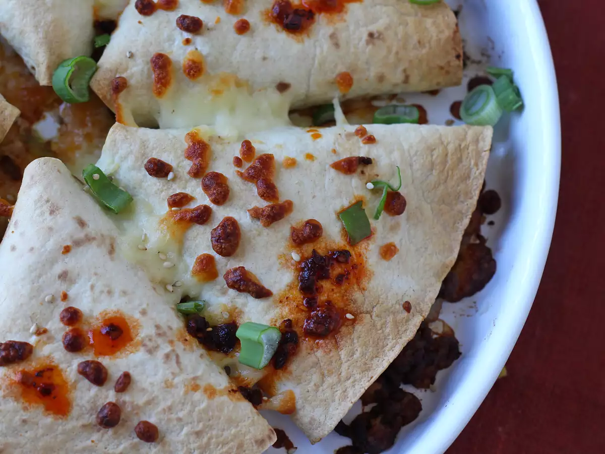 Pečene tortilje v slogu quesadill z začinjenim govejim nadevom