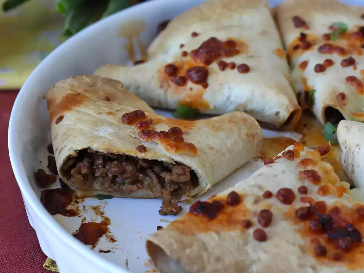 Pečene tortilje v slogu quesadill z začinjenim govejim nadevom - fotografija 3