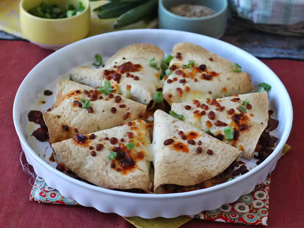 Pečene tortilje v slogu quesadill z začinjenim govejim nadevom - fotografija 6