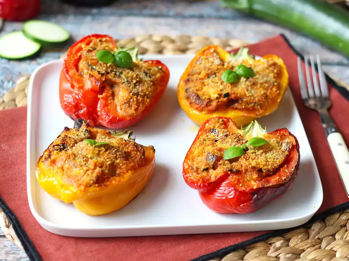 Pečene vegetarijanske polnjene paprike: enostaven in okusen recept z zelenjavo in sirom mocarela - fotografija 3
