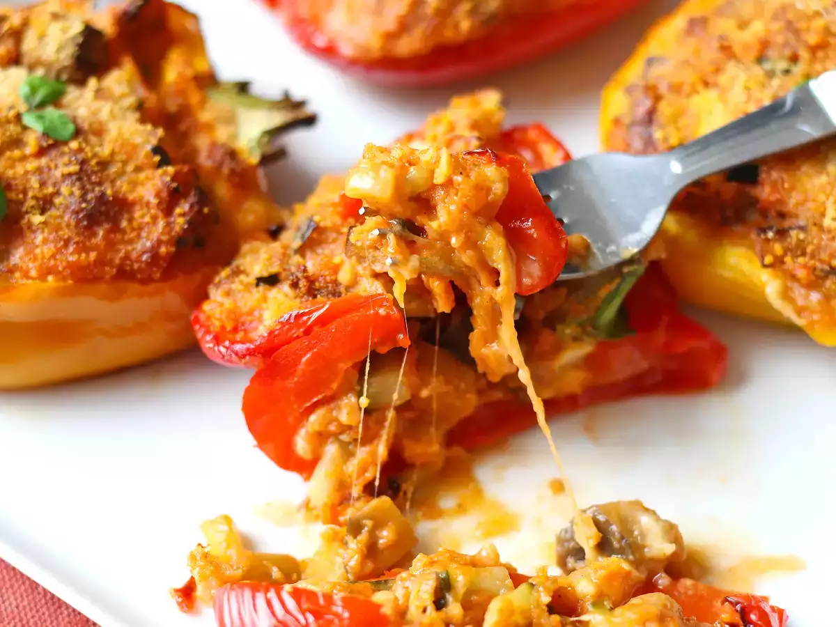 Pečene vegetarijanske polnjene paprike: enostaven in okusen recept z zelenjavo in sirom mocarela - fotografija 5