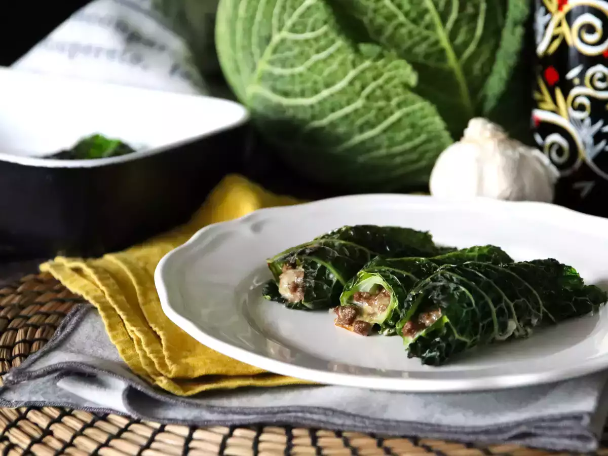 Pečeni zeljni zvitki iz savojskega zelja – preprost in poceni recept za družinsko kosilo