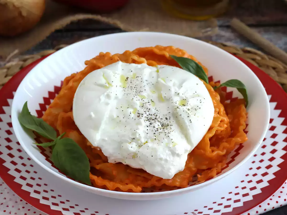 Pesto po kalabrijsko s kremnim sirom burrata - fotografija 4