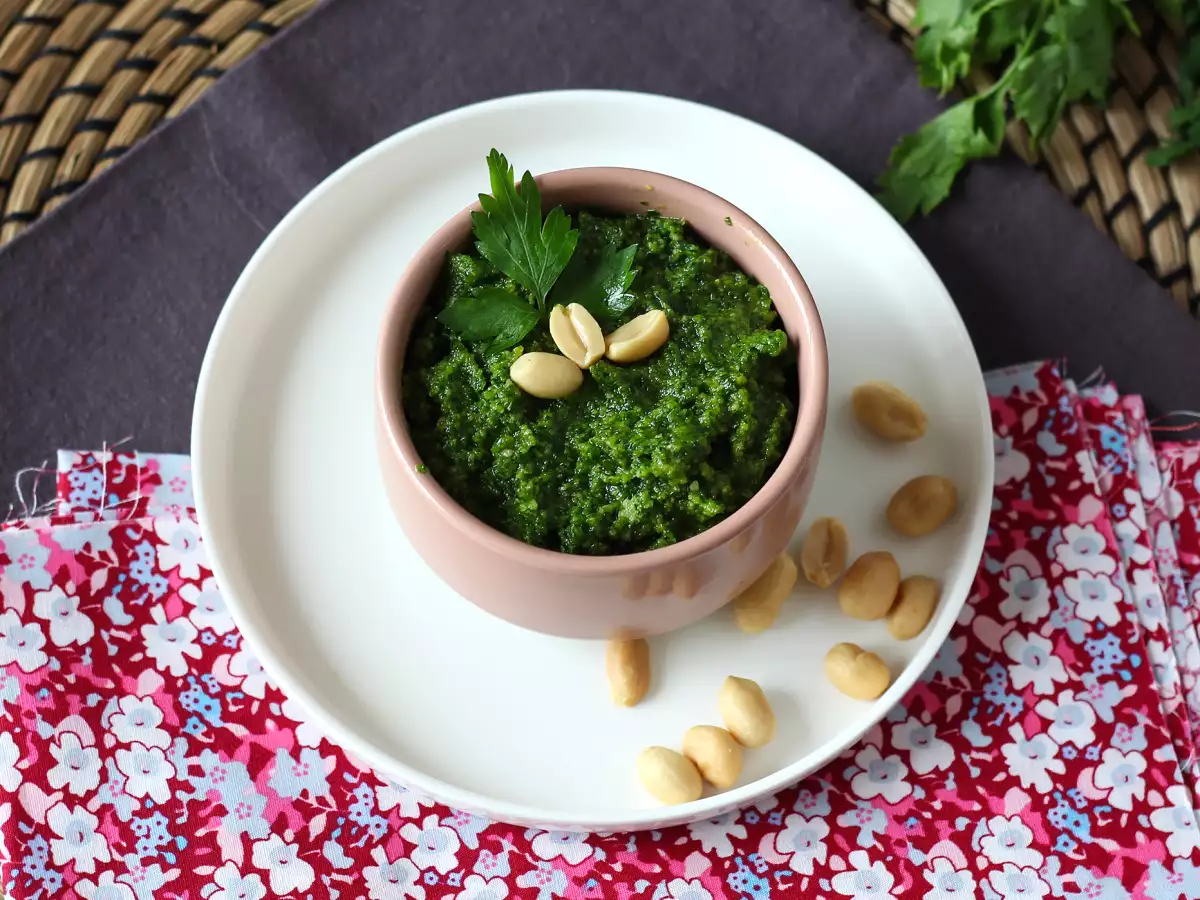 Peteršiljev pesto z arašidi – eksplozija okusov