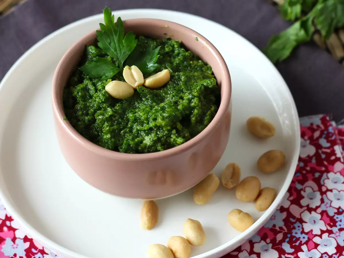 Peteršiljev pesto z arašidi – eksplozija okusov - fotografija 2