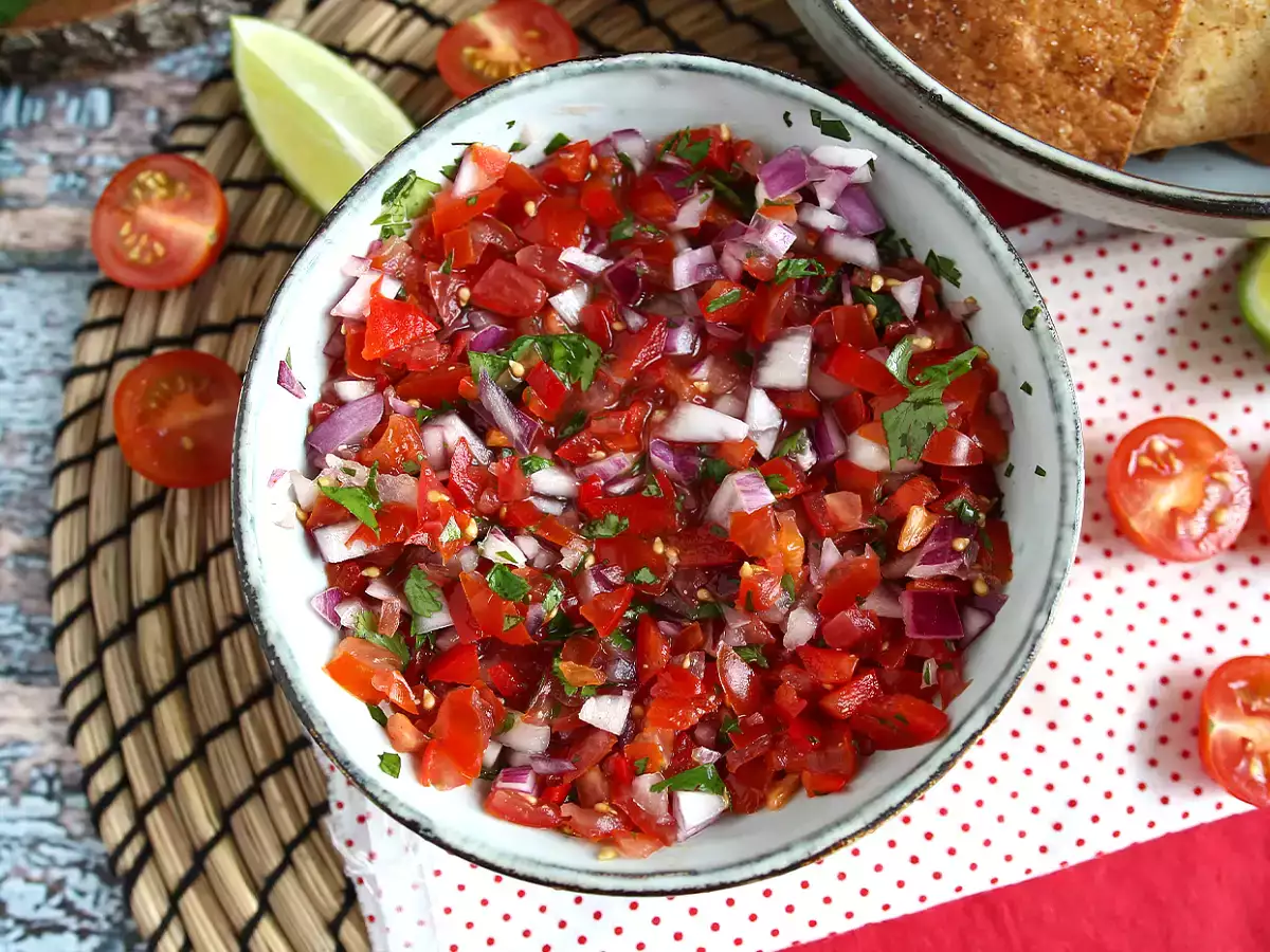 Pico de gallo in domači tortilja čips - fotografija 6