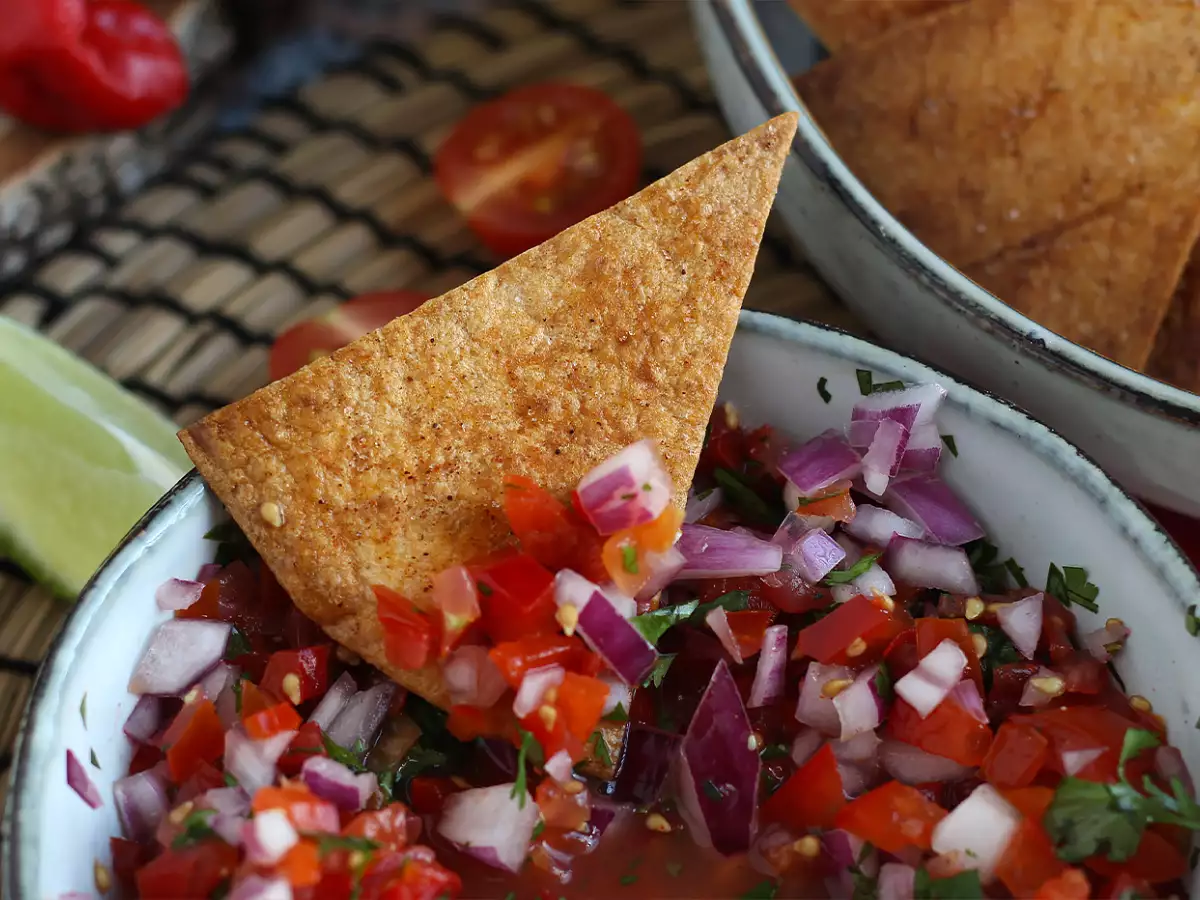 Pico de gallo in domači tortiljini čipsi - fotografija 4
