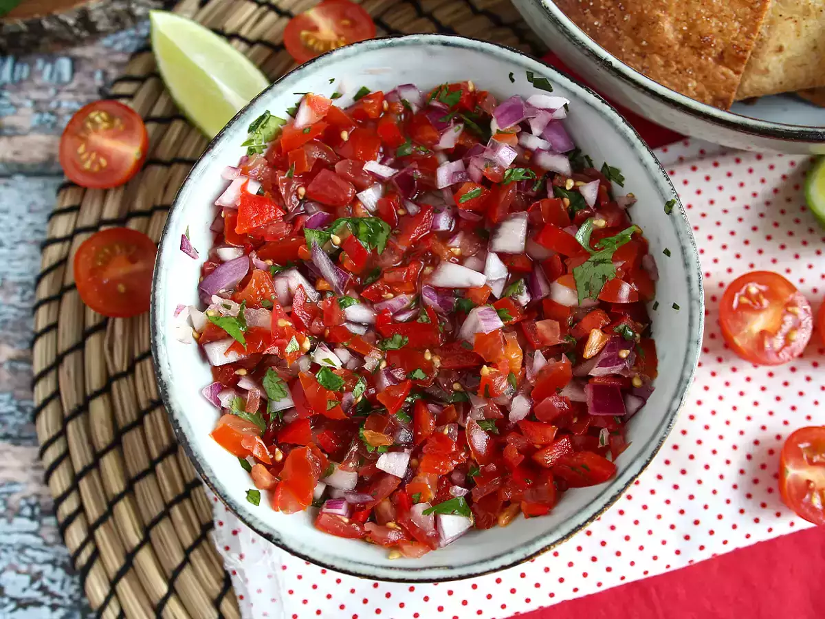 Pico de gallo in domači tortiljini čipsi - fotografija 6