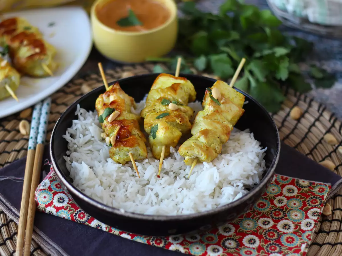 Piščančja nabodala z omako satay – kulinarično potovanje v Azijo!