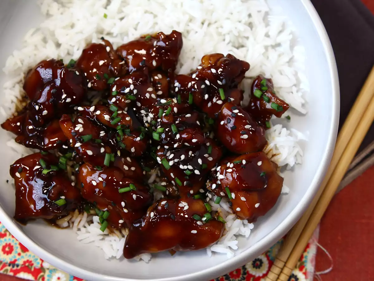 Piščanec teriyaki s sladko-slano japonsko omako, ki vas bo navdušila!