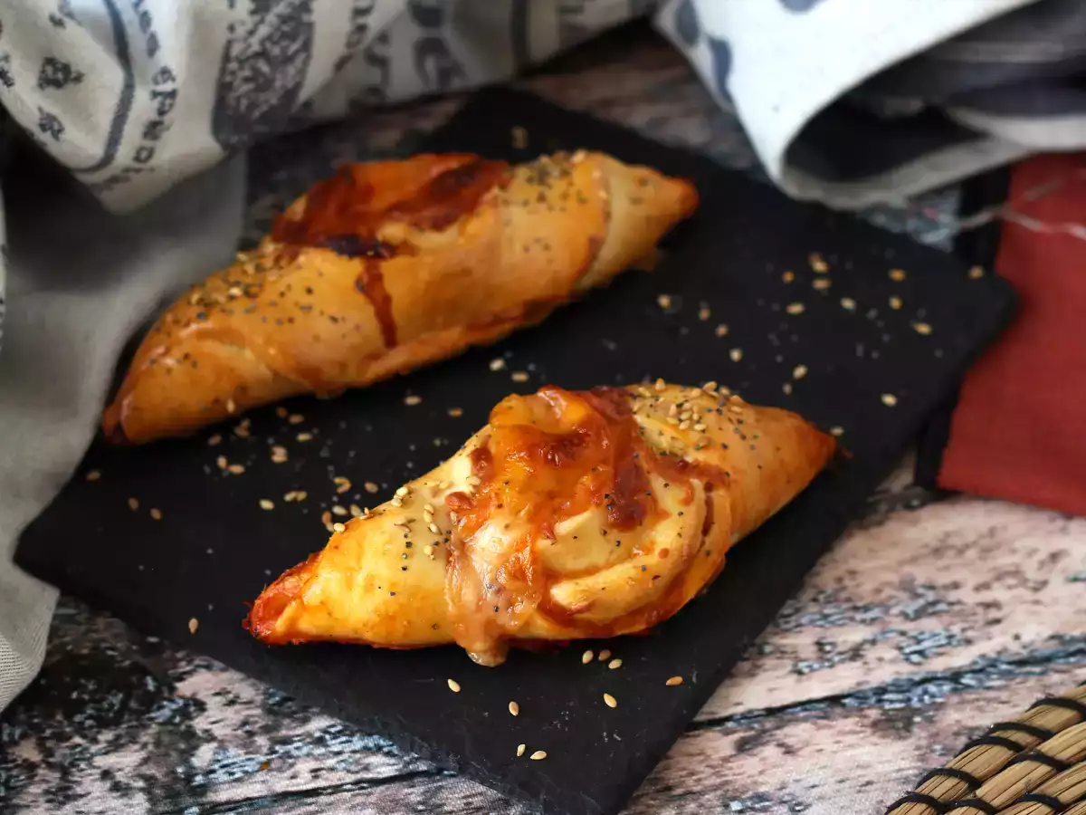 Piškotni zvitki, polnjeni s paradižnikom, šunko in omako iz mocarele. - fotografija 3