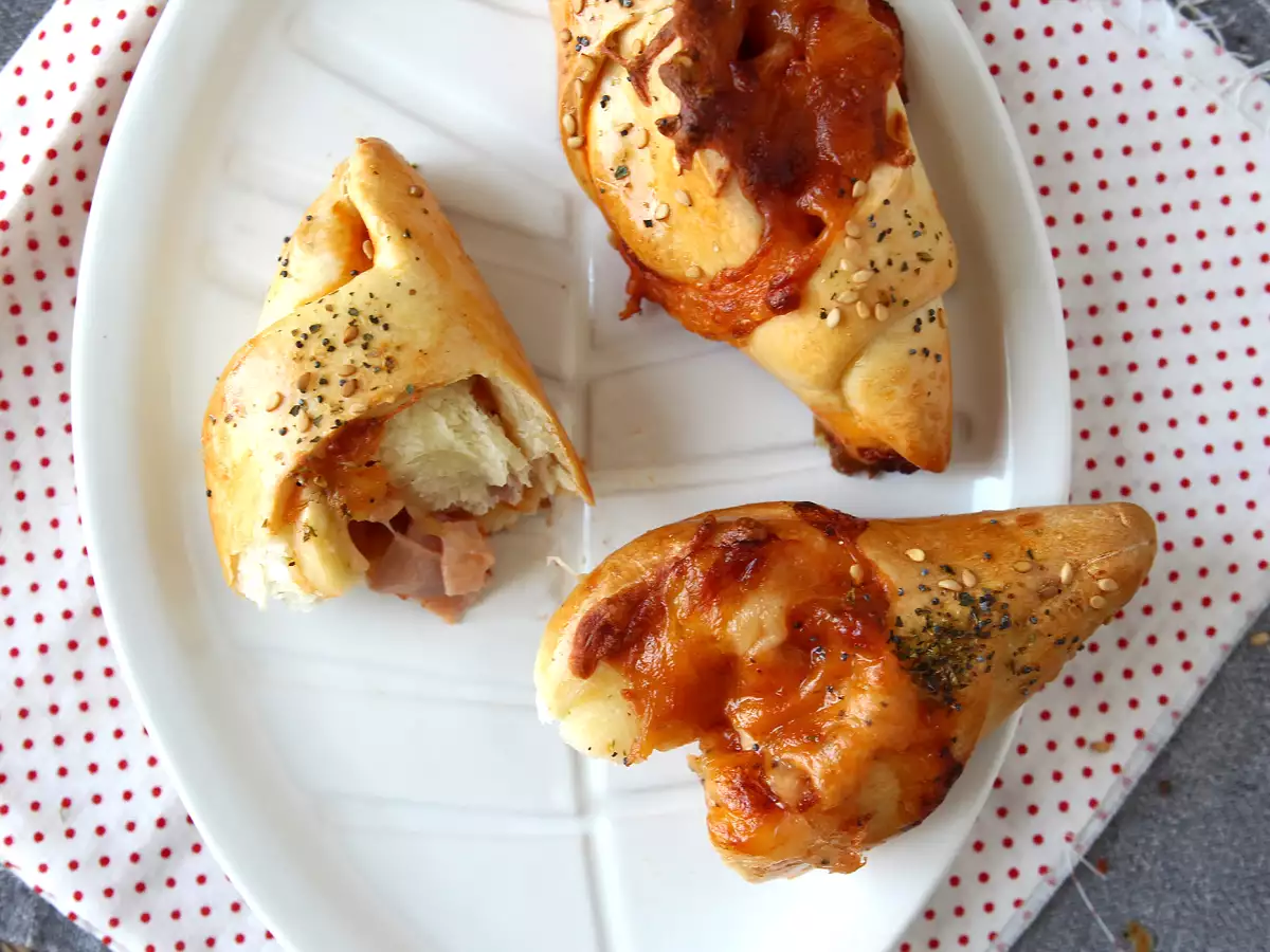 Piškotni zvitki, polnjeni s paradižnikom, šunko in omako iz mocarele. - fotografija 5