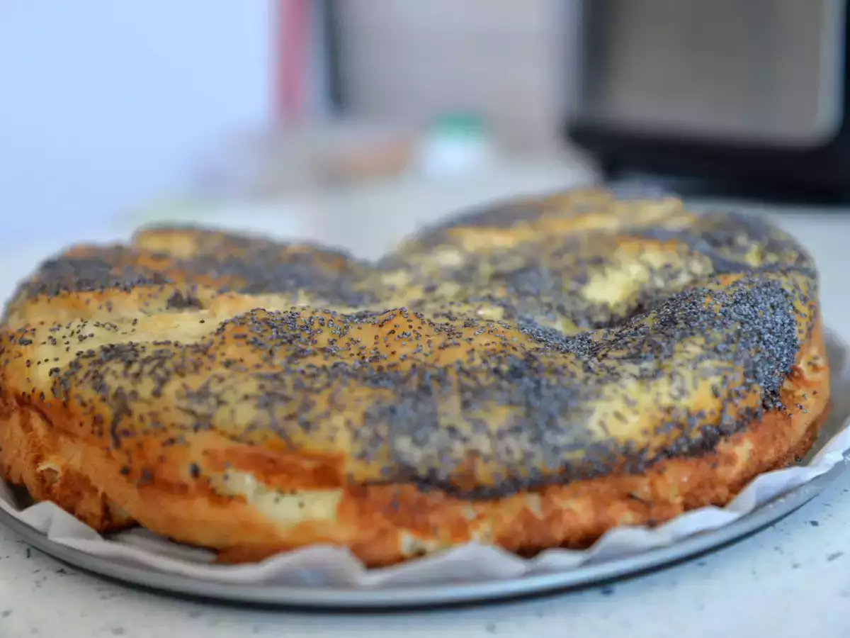 Pita s sladkim sirom in jogurtom v makovi skorjici - fotografija 2