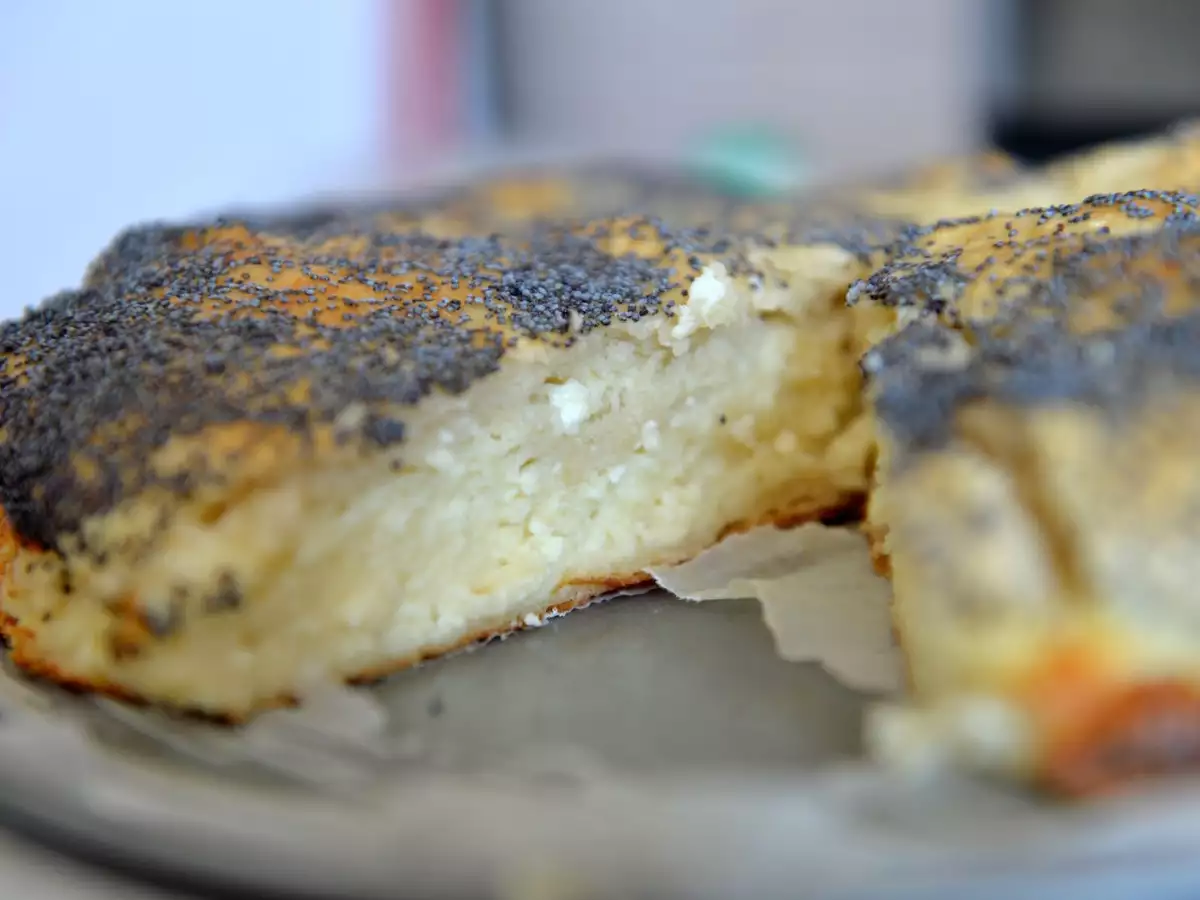 Pita s sladkim sirom in jogurtom v makovi skorjici - fotografija 3