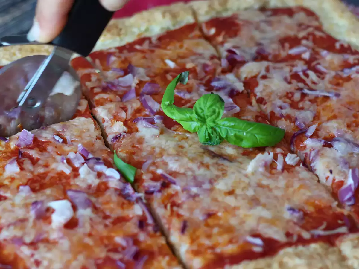 Pizza s skuto - fotografija 6