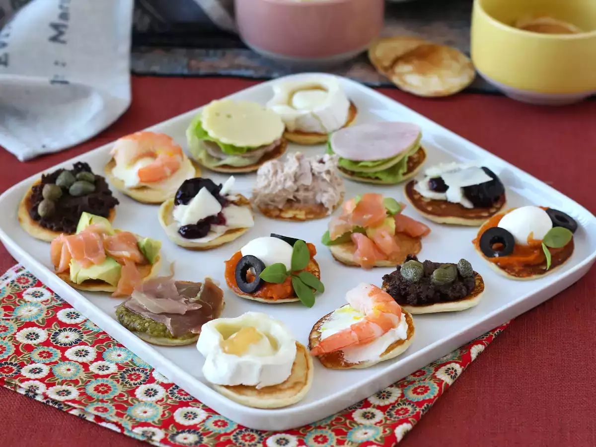 Pladenj z obloženimi blini – raznolika in popolna pogostitev za praznike
