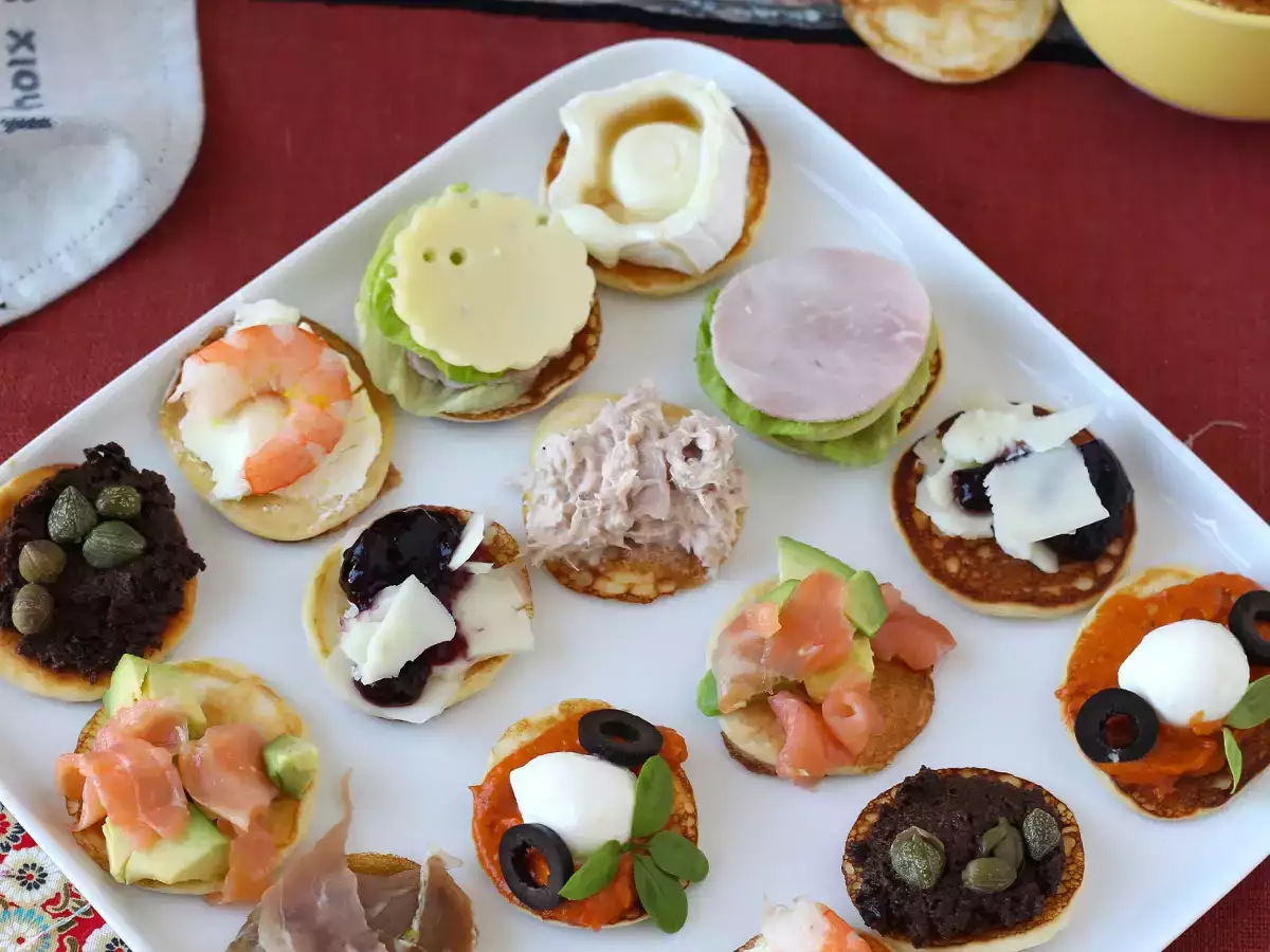 Pladenj z obloženimi blini – raznolika in popolna pogostitev za praznike - fotografija 2