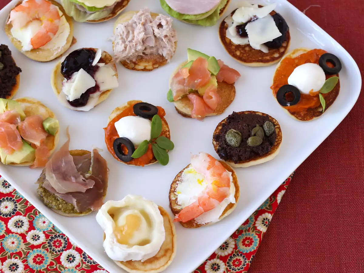 Pladenj z obloženimi blini – raznolika in popolna pogostitev za praznike - fotografija 4