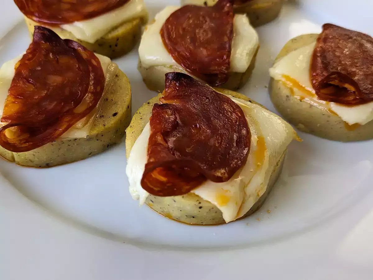 Polentni hrustljavčki s sirom scamorza in pikantno salamo - fotografija 2