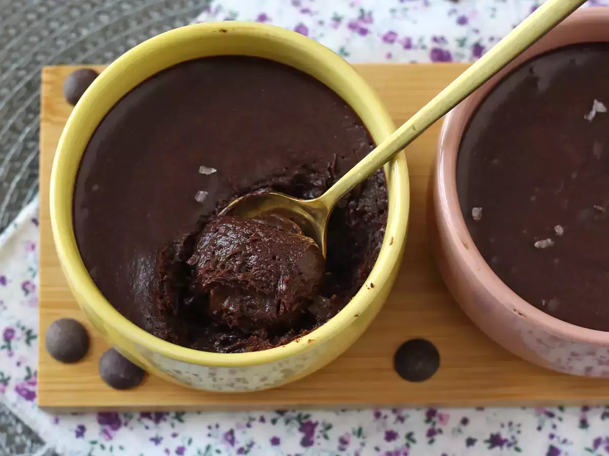Popoln čokoladni mousse, izjemno razkošen s ščepcem soli - fotografija 9