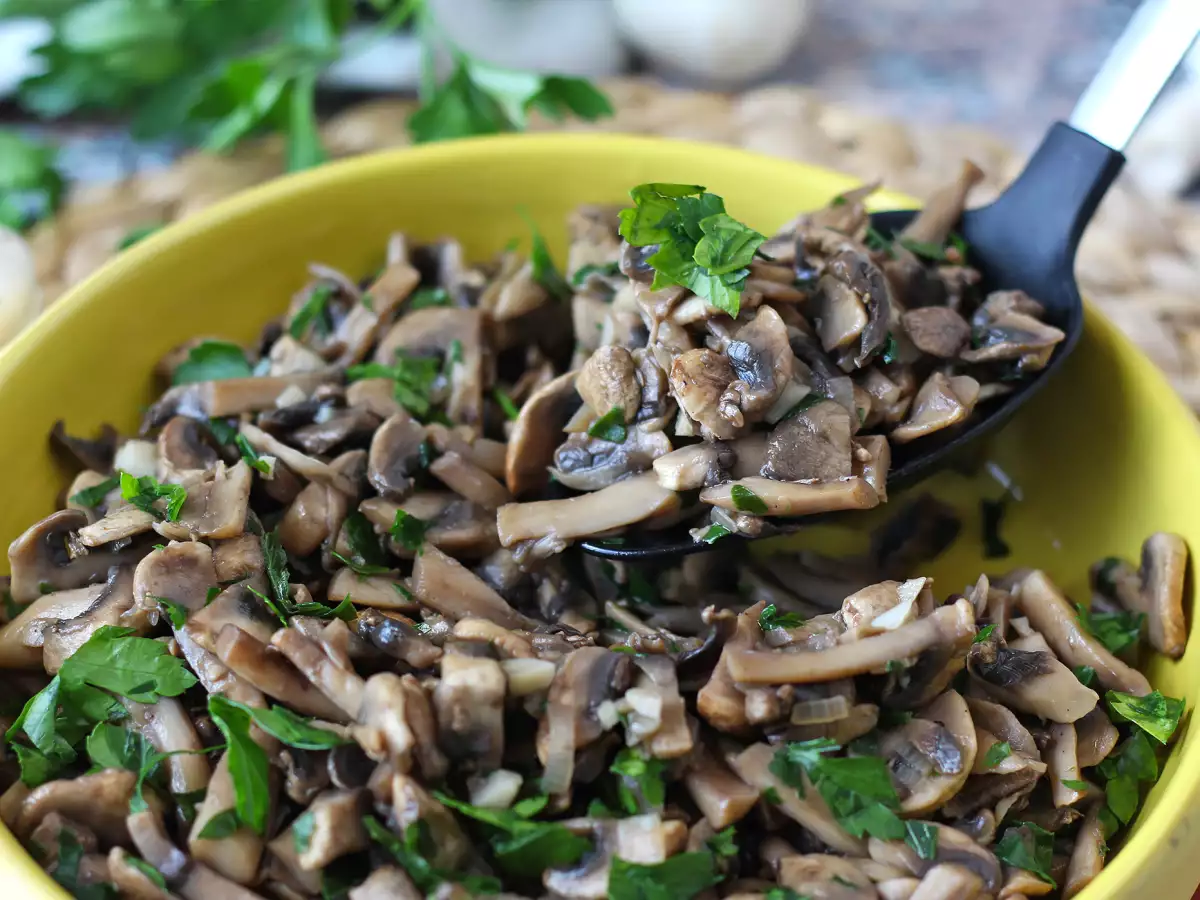 Pražene gobe v ponvi: hiter in enostaven recept - fotografija 2