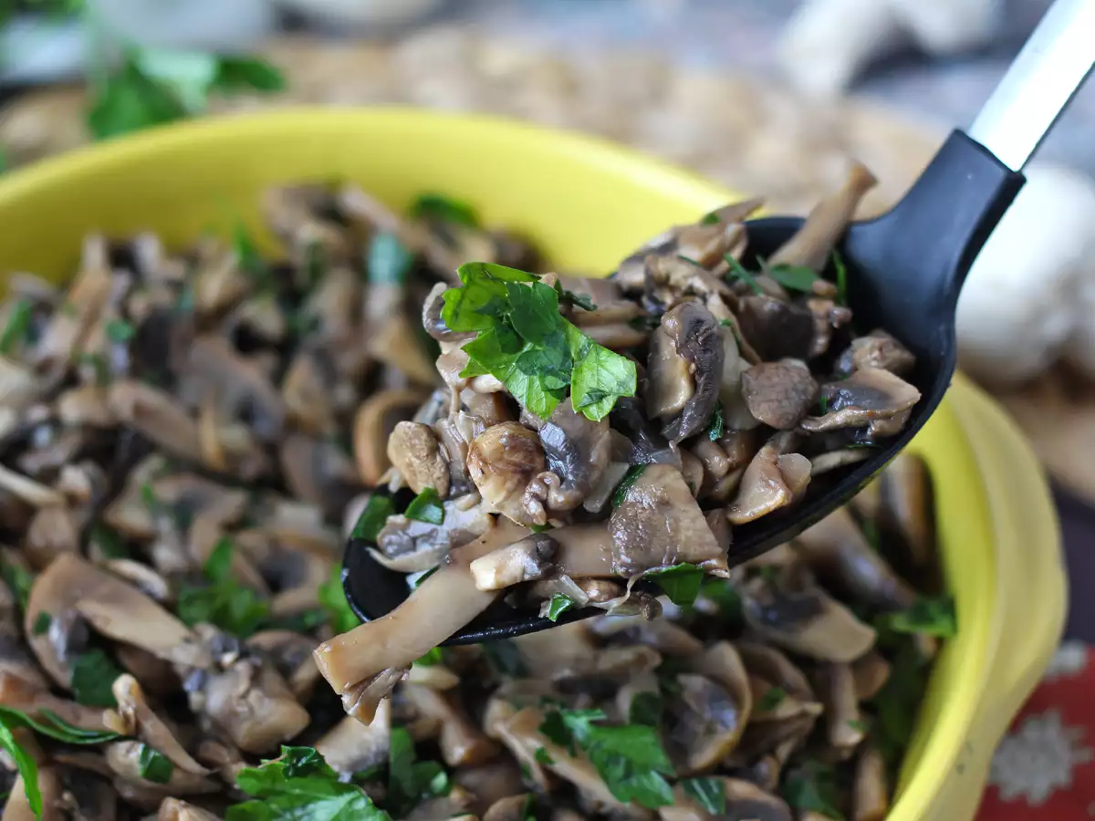 Pražene gobe v ponvi: hiter in enostaven recept - fotografija 4