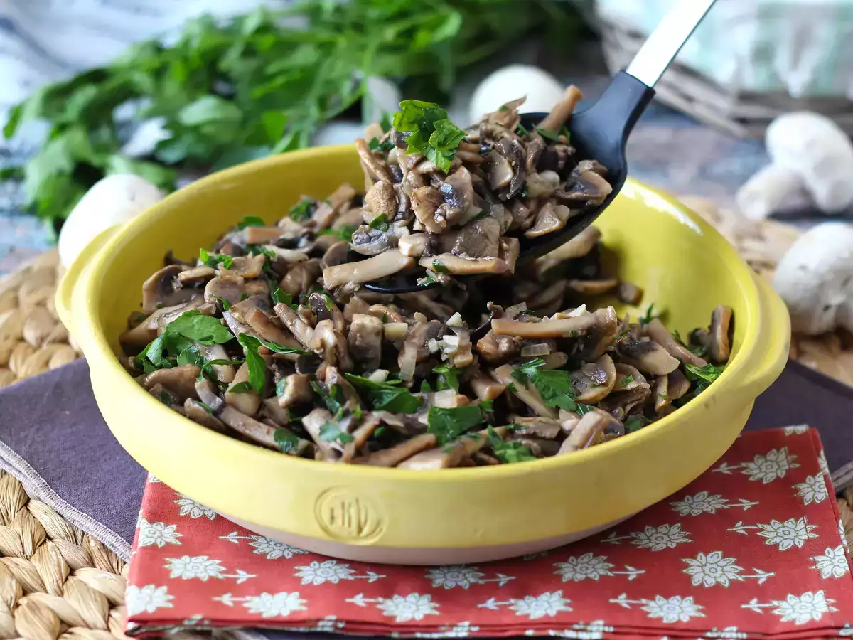 Pražene gobe v ponvi: hiter in enostaven recept - fotografija 6