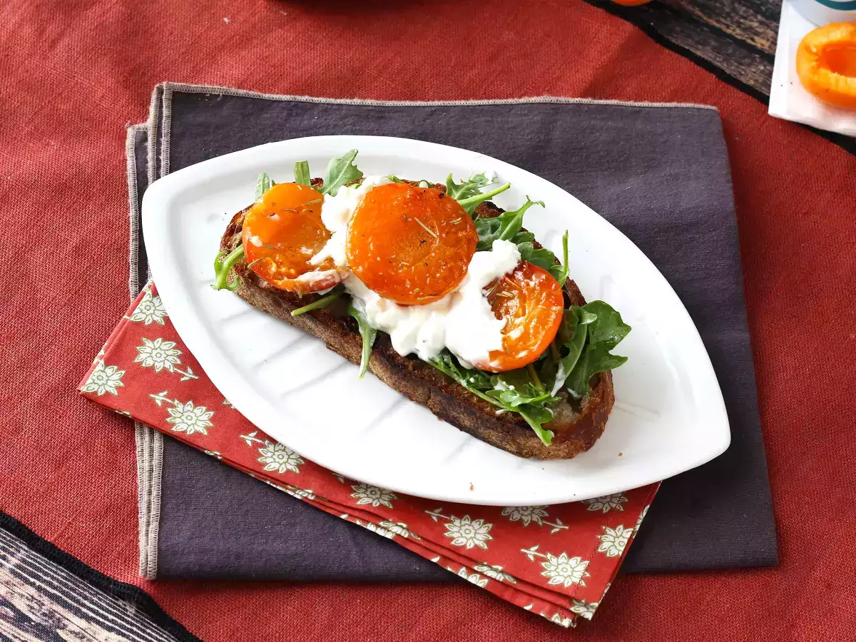 Pražene marelice, rukola in burrata na toastu - fotografija 3