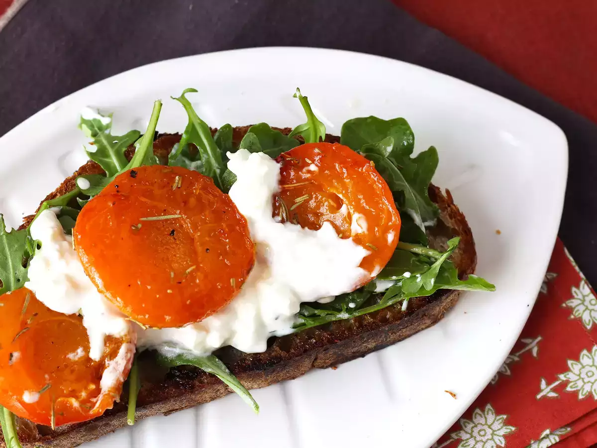 Pražene marelice, rukola in burrata na toastu - fotografija 4