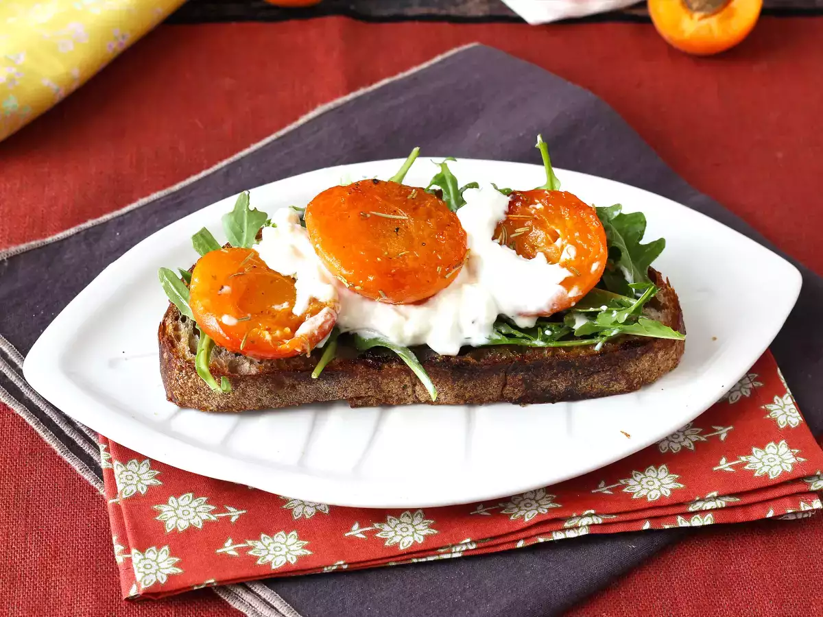 Pražene marelice, rukola in burrata na toastu - fotografija 5