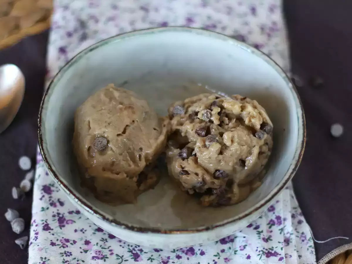 Preprost veganski bananin sladoled z okusom piškotnega testa - fotografija 2