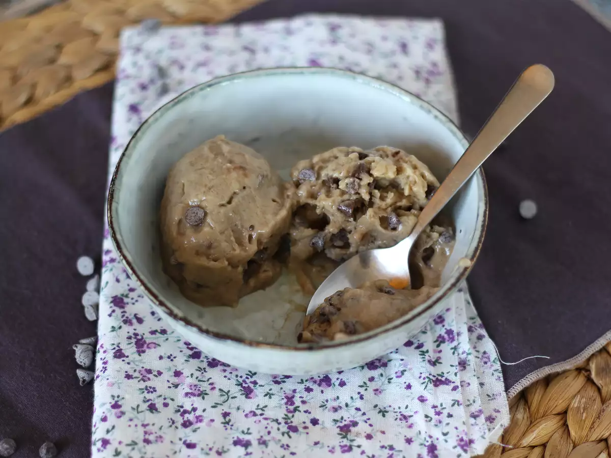 Preprost veganski bananin sladoled z okusom piškotnega testa - fotografija 3