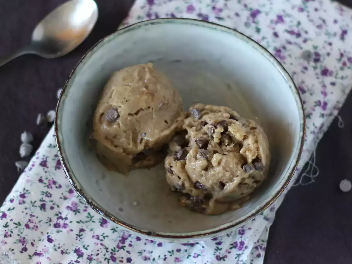 Preprost veganski bananin sladoled z okusom piškotnega testa - fotografija 4