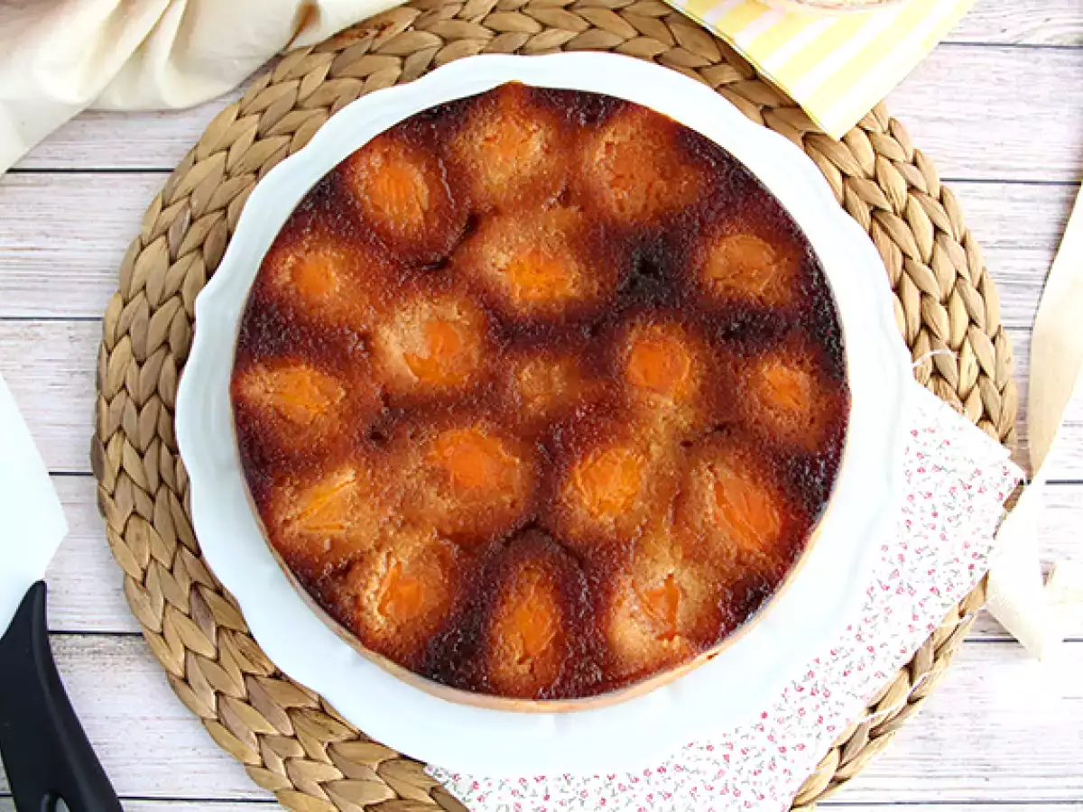 Preprosta in hitra obrnjena marelična torta - fotografija 3