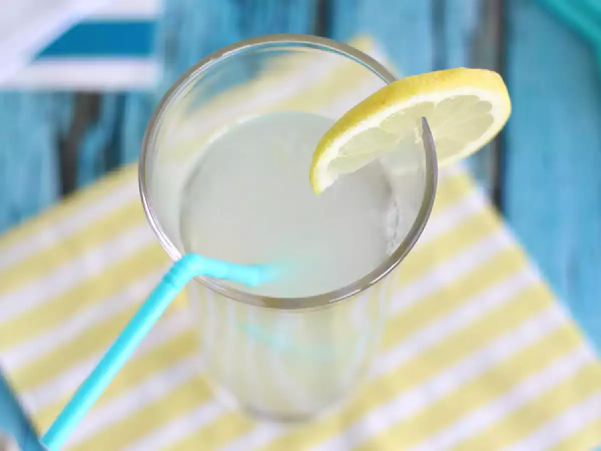 Preprosta in osvežilna domača limonada - fotografija 2