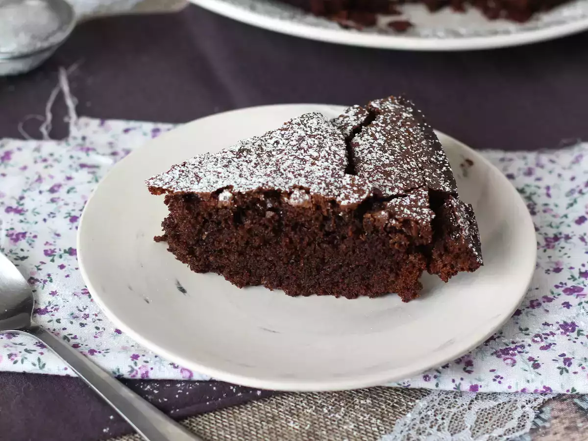 Preprosta in sočna čokoladna torta - fotografija 3