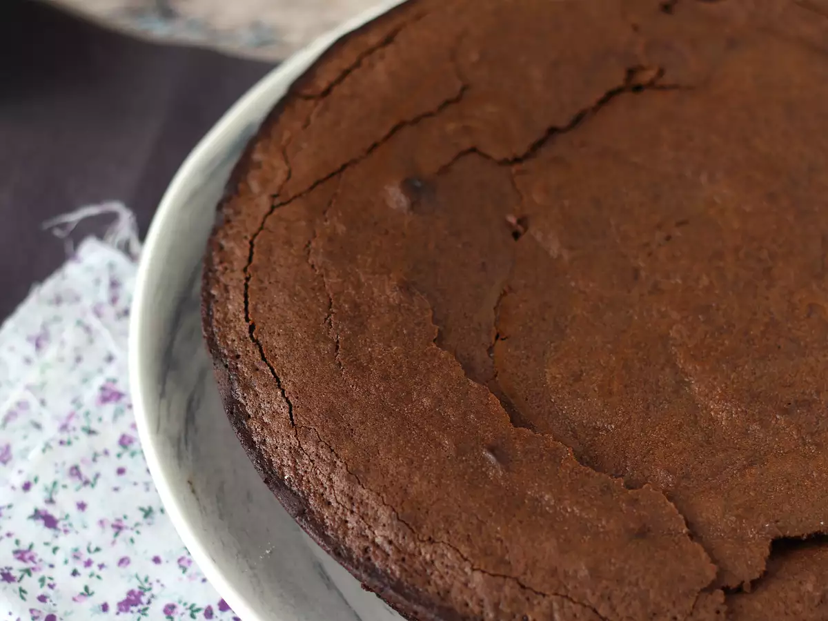 Preprosta in sočna čokoladna torta - fotografija 4