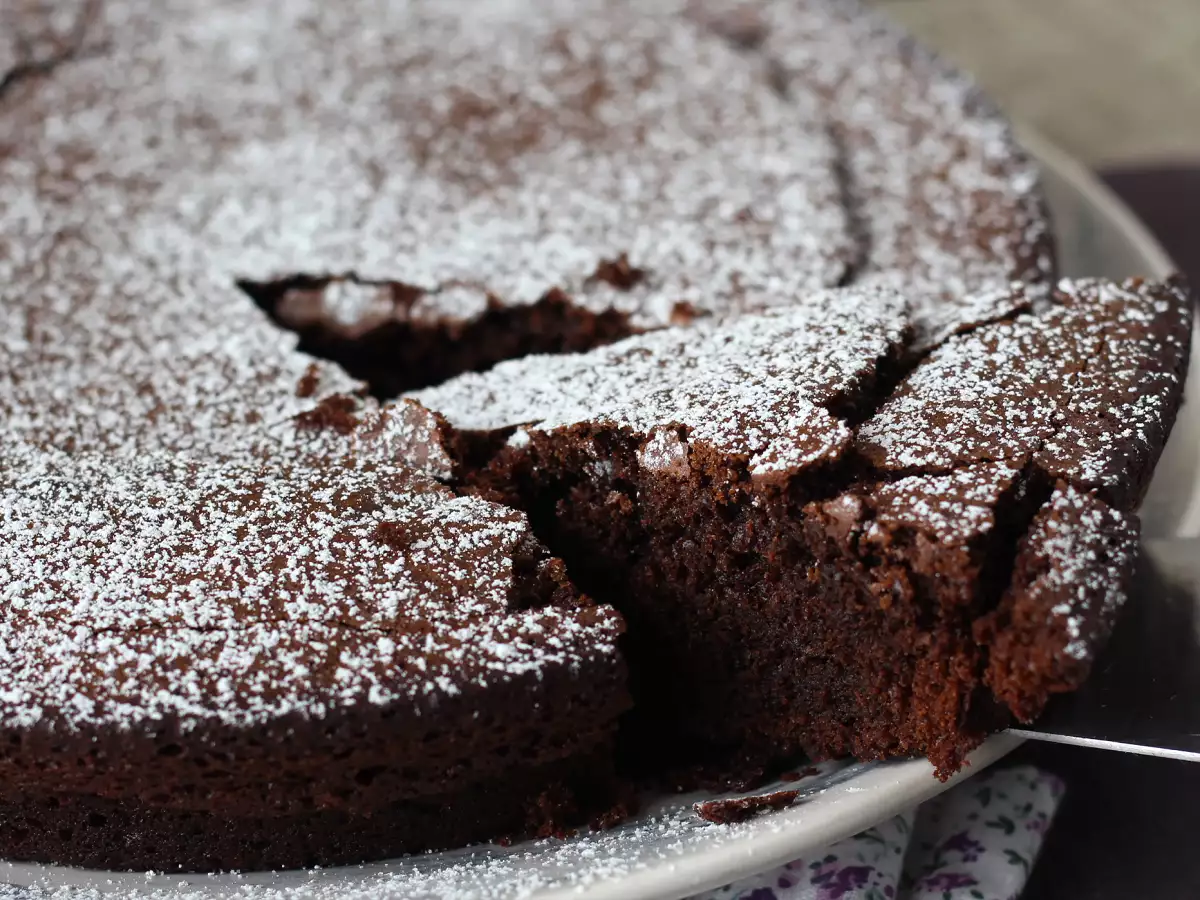 Preprosta in sočna čokoladna torta - fotografija 5