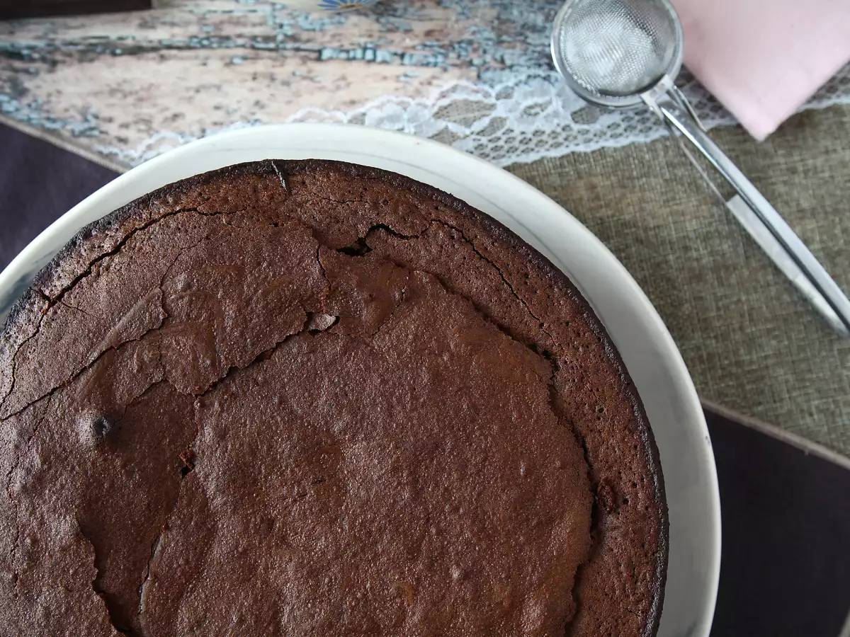 Preprosta in sočna čokoladna torta - fotografija 6